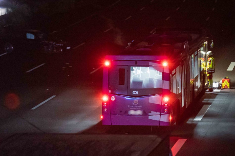 Unfall A3: Horror-Crash auf A3 in Köln: Motorradfahrer von Bus überrollt!