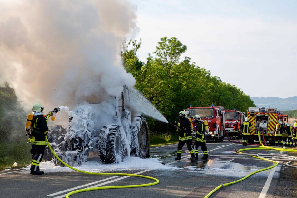 Die Kameraden von drei Feuerwehren aus dem Umkreis konnte der brennende Traktor zügig gelöscht werden.