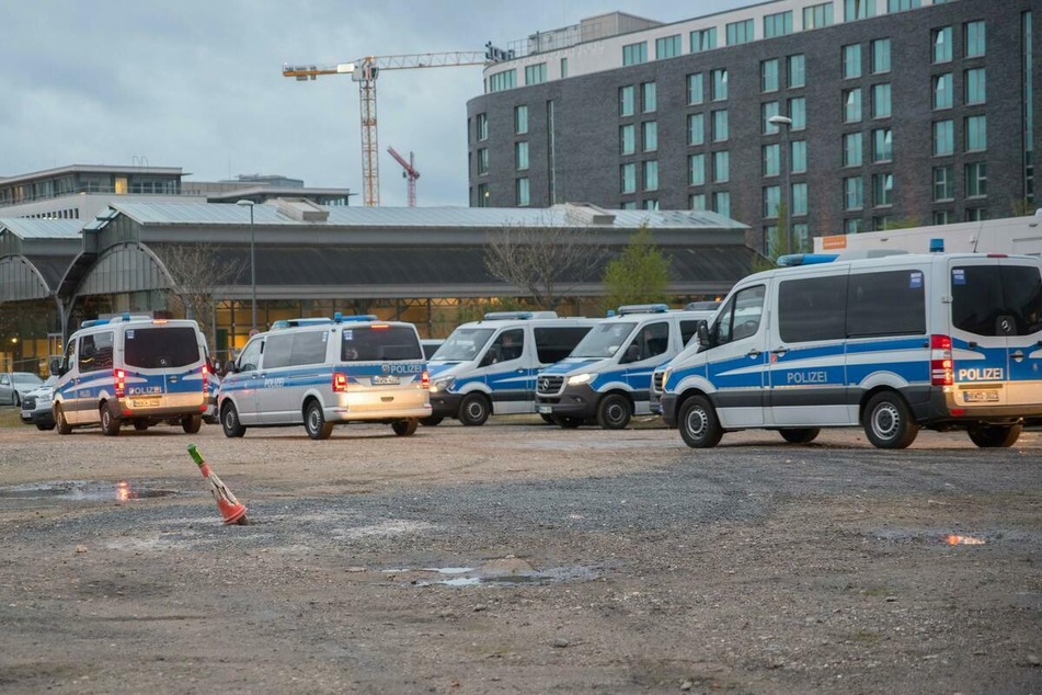 Die Kölner Polizei ist seit den frühen Morgenstunden mit hunderten Beamten im Einsatz.