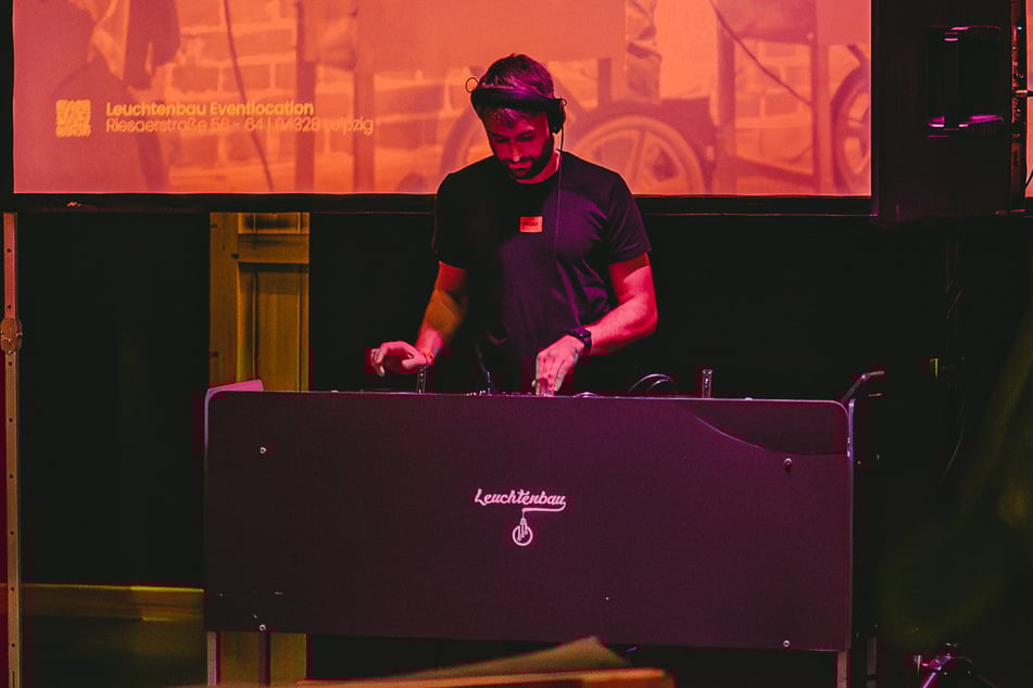 Dabei sorgt bereits ein DJ für Unterhaltung. Nach dem Essen wird dann bei der "Rave Generation 1995" weitergefeiert.