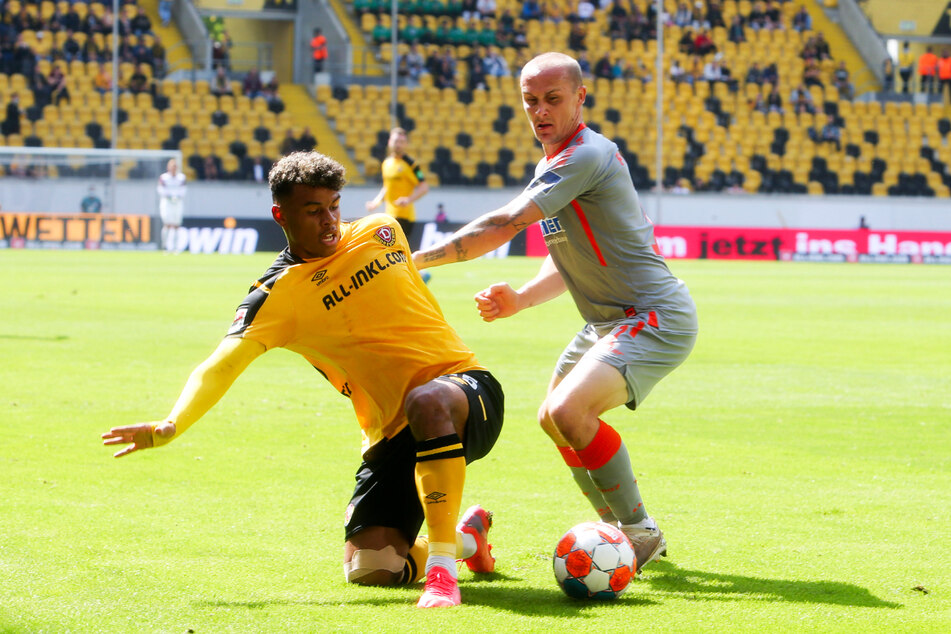 In der Liga zahlt Ransford Königsdörffer (19) derzeit noch etwas Lehrgeld, wie hier am Sonntag gegen Paderborns Sven Michel (31, r.).