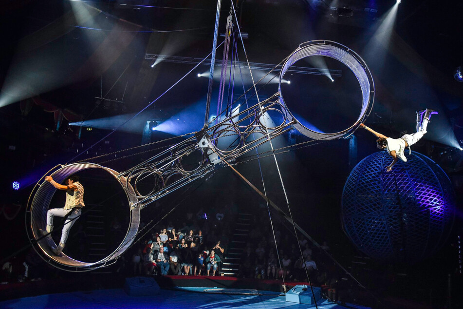 Schock im Zirkus: Akrobat stürzt vom "Großen Todesrad" und verletzt sich schwer