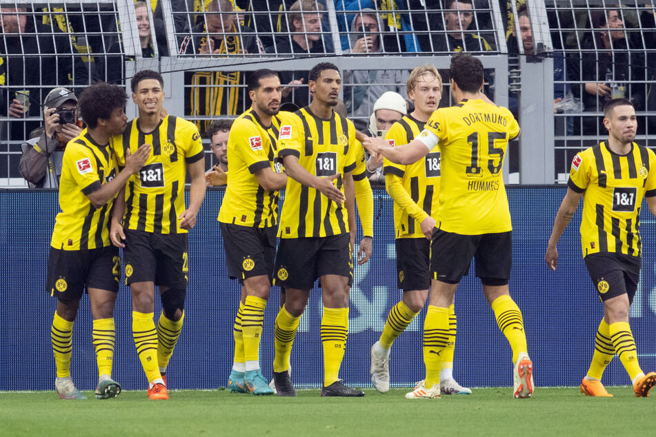 Jude Bellingham (2.v.l.) brachte den Dortmund-Zug mit seinem Treffer zum 1:0 früh ins Rollen.