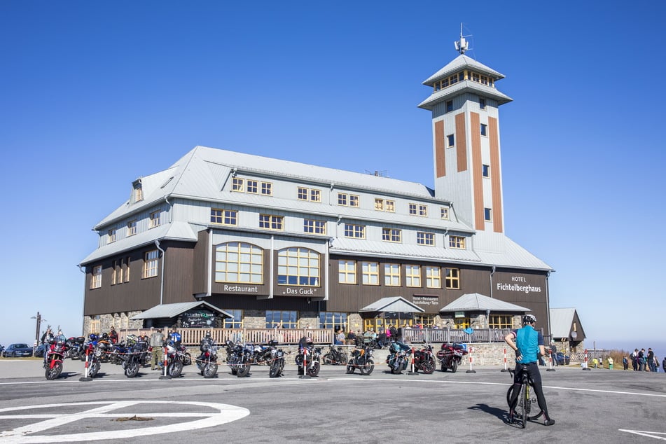 Aus die Maus: Das höchstgelegenste Hotel Sachsens, das Fichtelberghaus, schließt im Oktober.