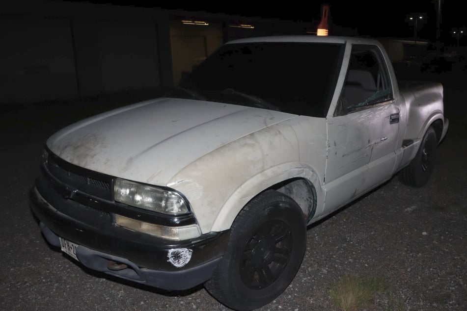 Nicht der Blechschaden am Chevrolet oder das zerbrochene Fahrerfenster erregte Aufmerksamkeit, sondern das Blut an der Karosserie.