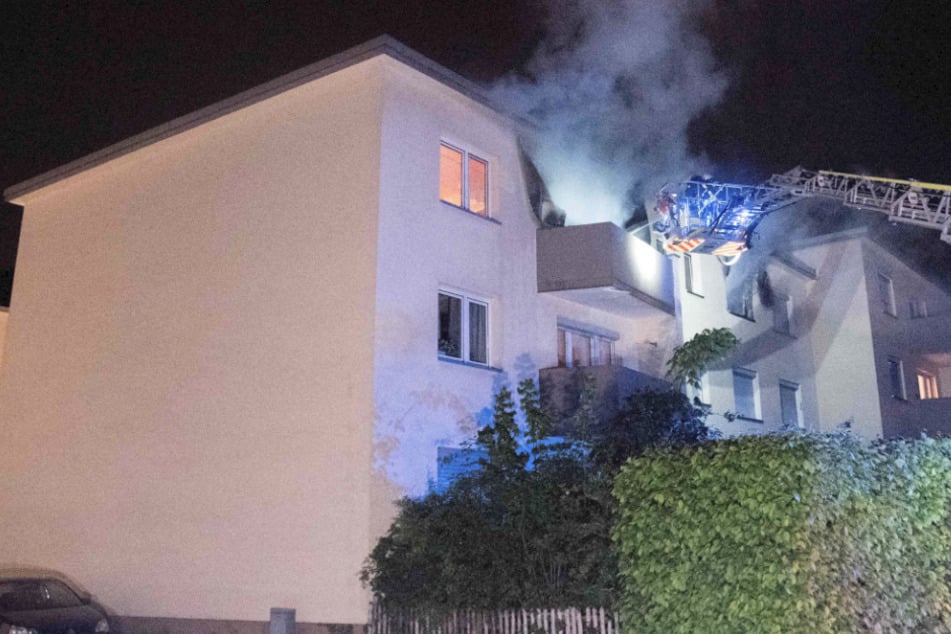 Wohnungsbrand in Leverkusen: Bewohner nach Sprung aus dem Fenster schwer verletzt