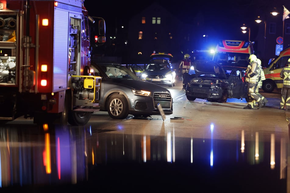 VW kommt in Gegenverkehr: Zwei Verletzte bei Frontalcrash