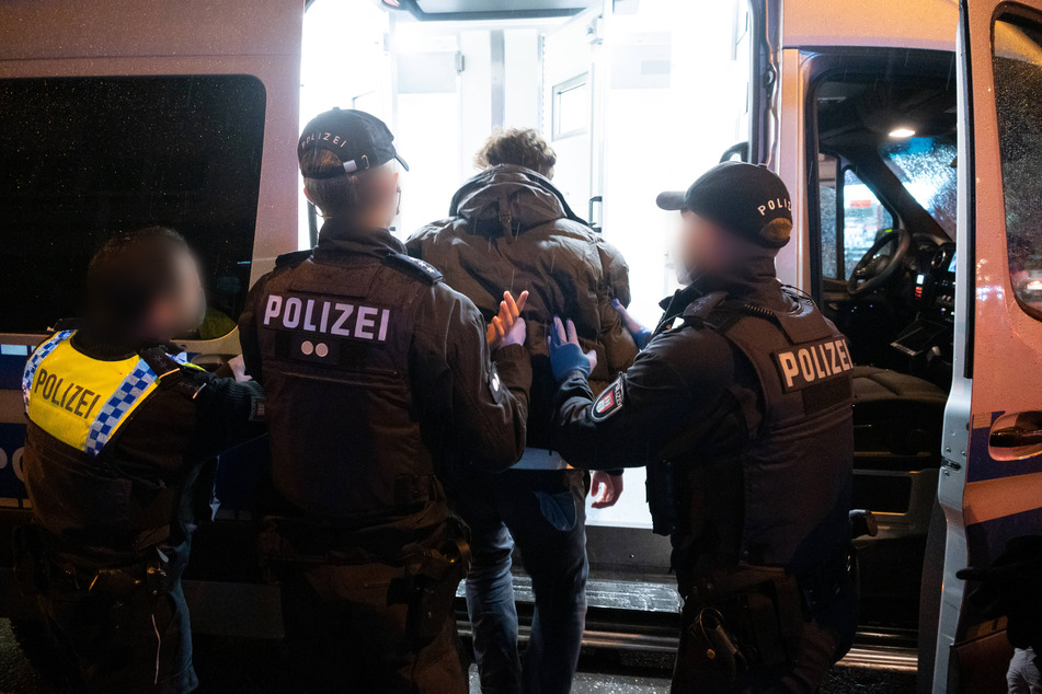 Razzia! Polizei stürmt Bars, mehr als 20 Menschen festgenommen