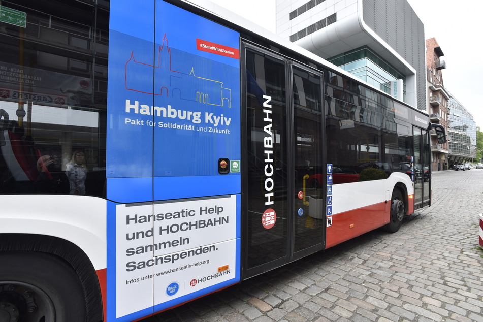 Dieser Bus wird am morgigen Freitag auf dem Hamburger Rathausmarkt stehen. Hier können Hamburger und Hamburgerinnen Sachspenden für Kinder abgeben.