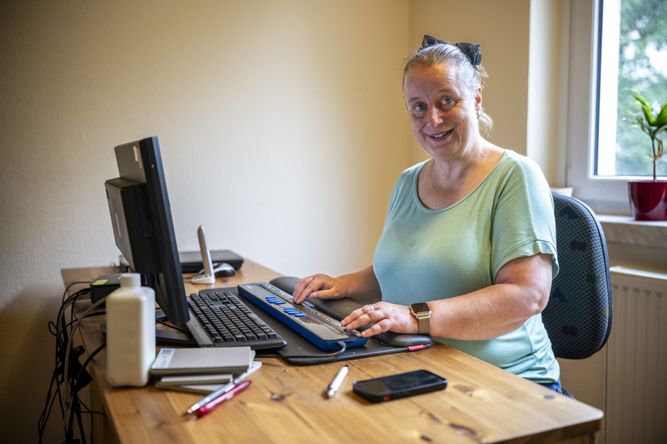Blindenberaterin Anja Voigt (49) ist bei der Kommunalwahl auf fremde Hilfe angewiesen.
