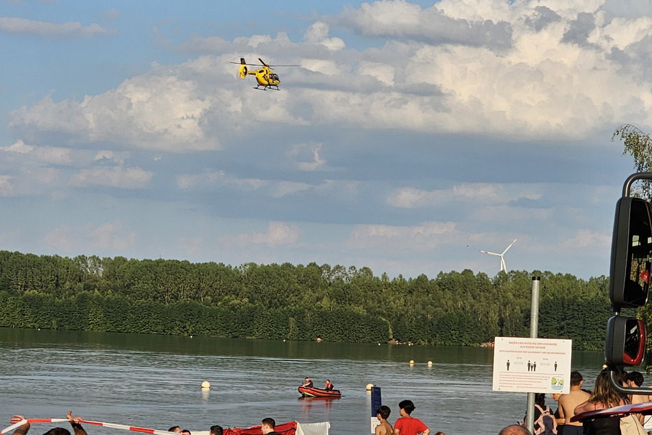 Unter anderem sind Hubschrauber und Suchboote im Einsatz.