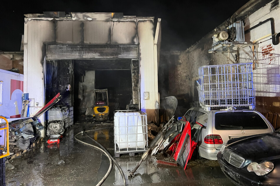 Feuer in Fleischerei: Flammen drohen auf Hallenkomplex überzugreifen