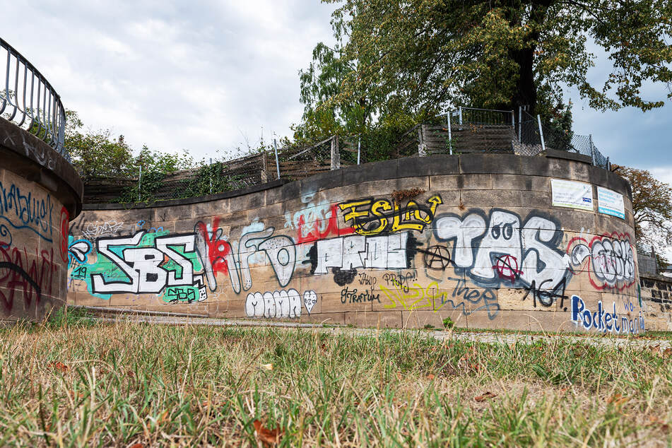 Am Rosengarten finden sich zahlreiche Graffiti.