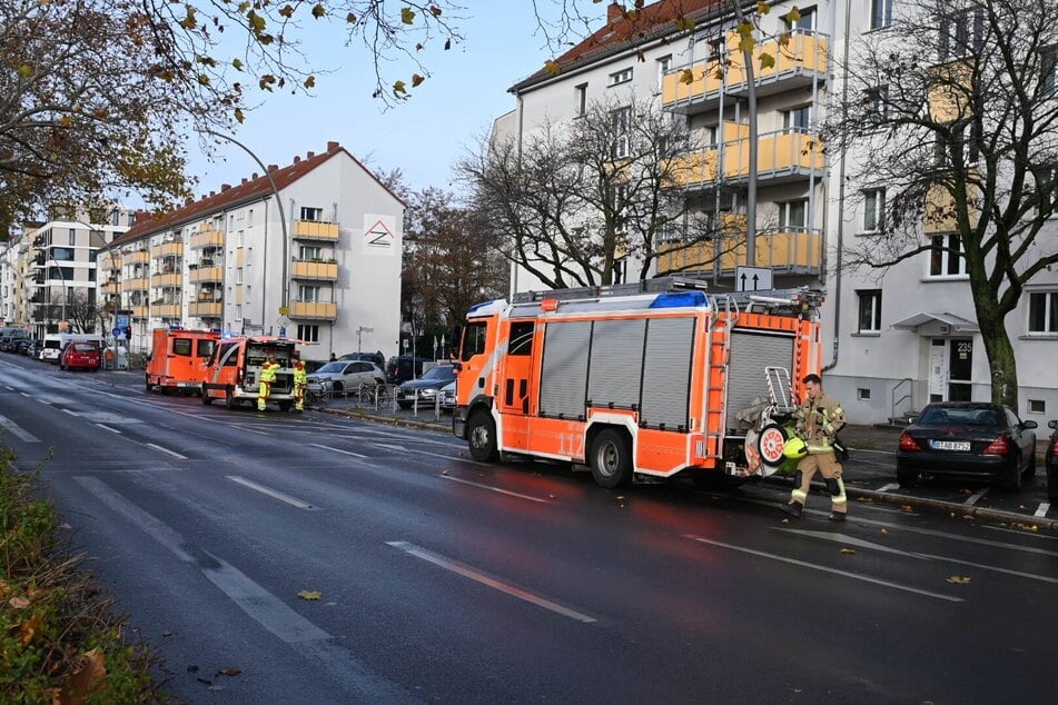 Die Feuerwehr war mit 44 Einsatzkräften für circa eine Stunde vor Ort.