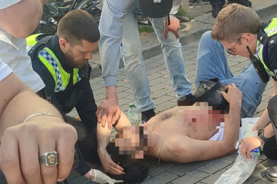 Polizisten kümmerten sich um den 24-Jährigen, der eine tiefe Stichwunde am Bauch erlitten hatte.
