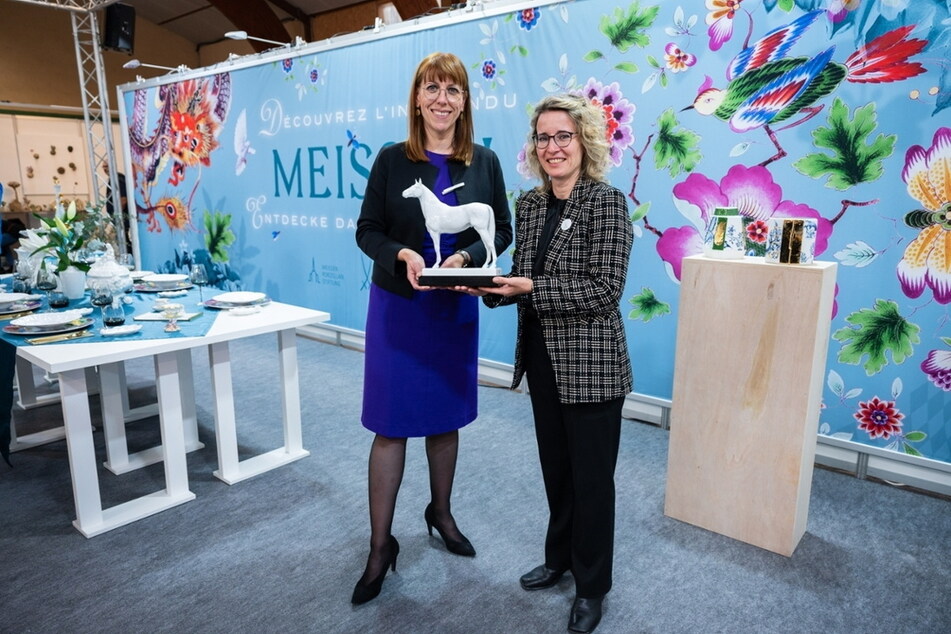 Europaministerin Katja Meier (44, Grüne, l.) und Anja Hell, Geschäftsführerin der Meissen-Porzellan-Stiftung, beim "Salon des Arts et du Feu" in Okzitanien.