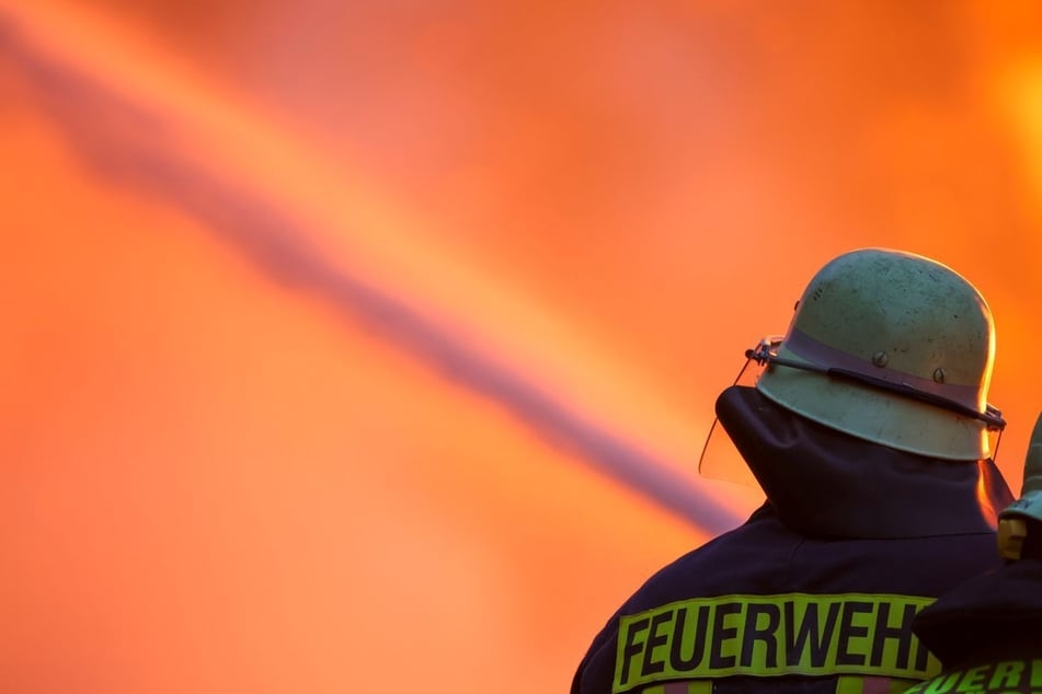Die Feuerwehr kämpft im Süden Niedersachsens gegen einen Waldbrand nahe der A7. (Symbolbild)