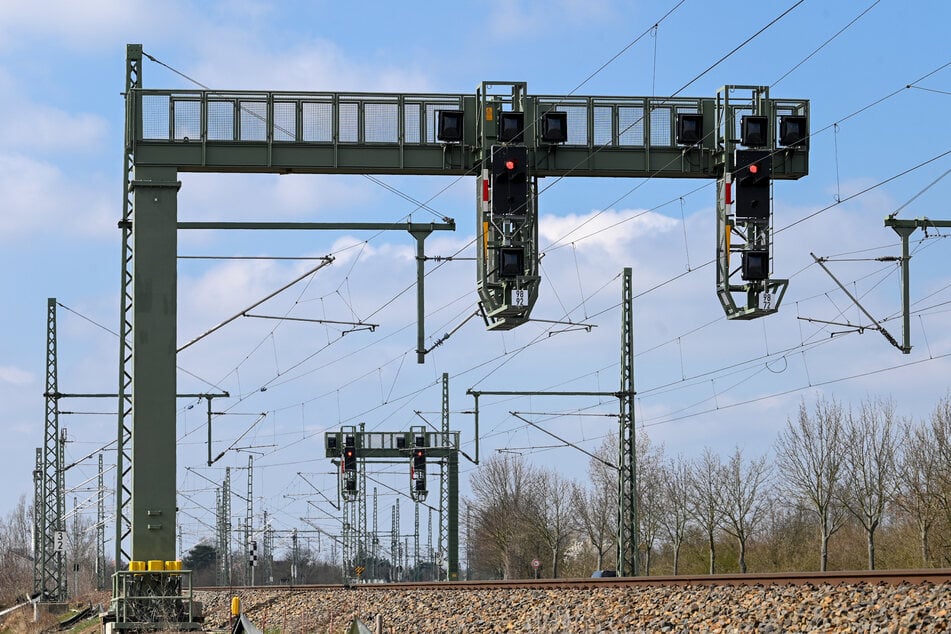 Der 35 Jahre alte Mann kletterte am Bahnhof Hünfeld auf solch eine Signalbrücke. (Symbolbild)