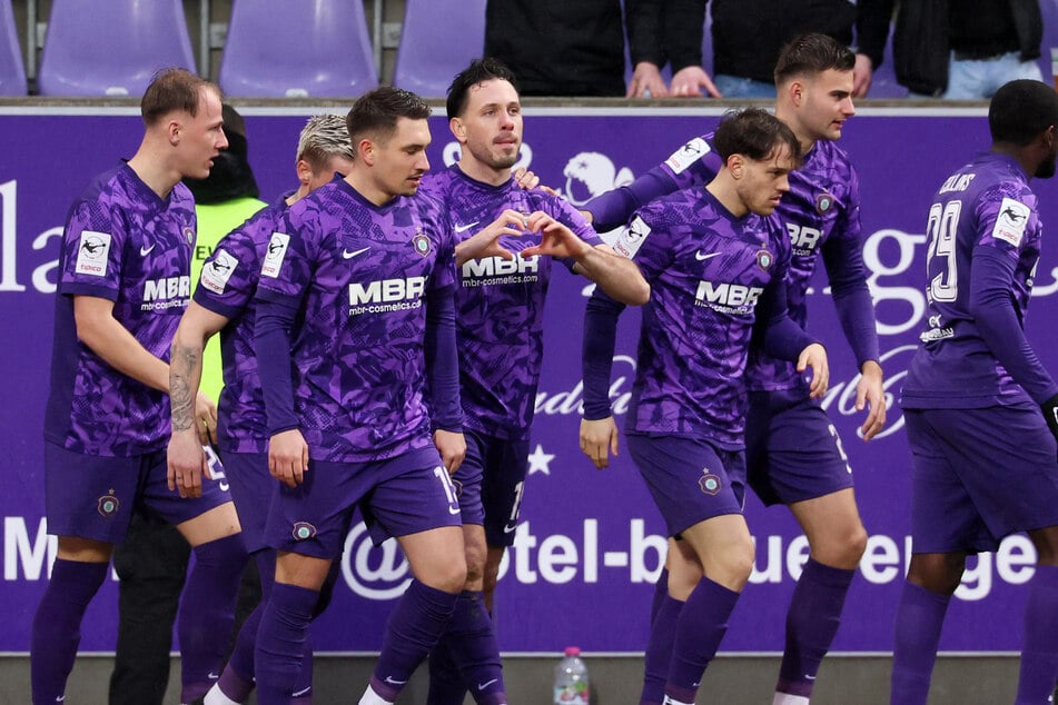 Für den FC Erzgebirge fing es gut an: Marcel Bär (M.) traf bereits nach fünf Minuten zum 1:0.