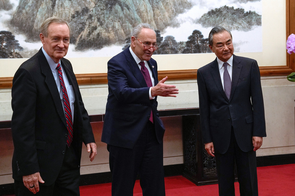 US Senate Majority Leader Chuck Schumer (c.) and Republican Senator Mike Crapo (l.) meet with Chinese Foreign Minister Wang Yi at the Diaoyutai Guest House in Beijing on October 9, 2023.