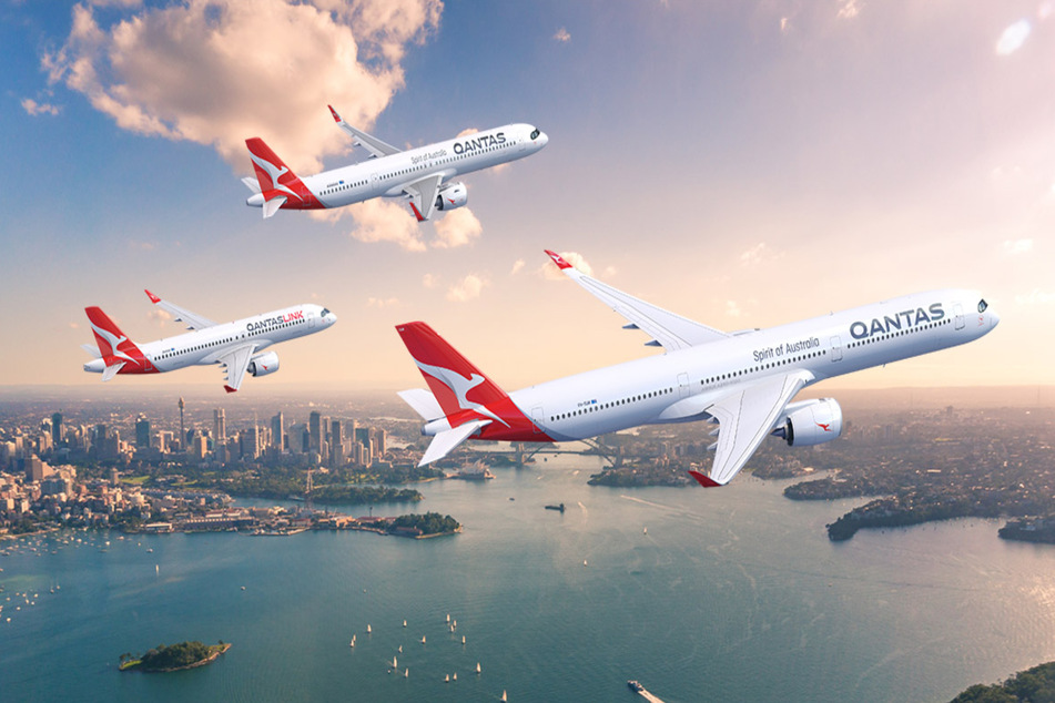 Neben 12 Airbus A350-1000 (vorne rechts), hat Qantas auch Airbus A220-200 (links) und A321XLR bestellt. Damit sieht sich die Airline gut aufgestellt.