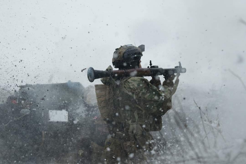 Ein ukrainischer Soldat feuert eine Panzerabwehr-Rakete ab.