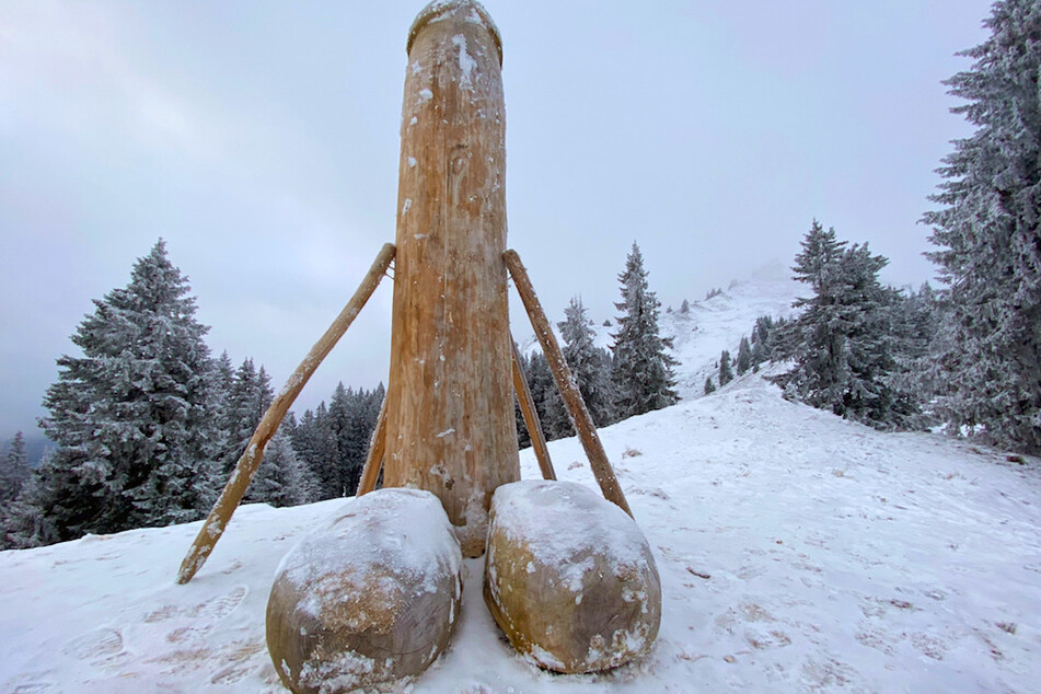 Eine etwa zwei Meter hohe Phallus-Skulptur aus Holz steht auf dem Berg Grünten. Nach dem mysteriösen Verschwinden des Holzpenis haben Unbekannte nun Ersatz geschaffen.