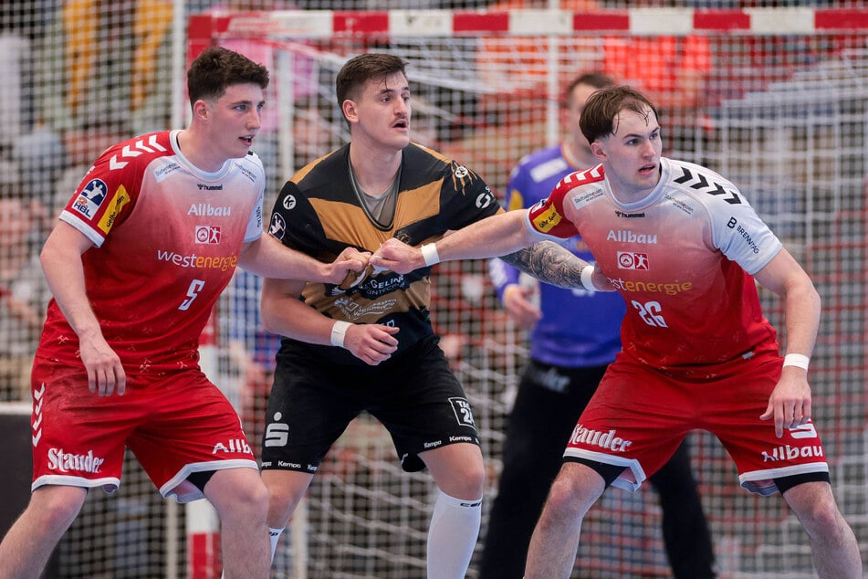 Ähnlich wie hier rangen Oliver Seidler (27, M.) und Tom Wolf (19, r.) in der Schlusssekunde um den Ball.