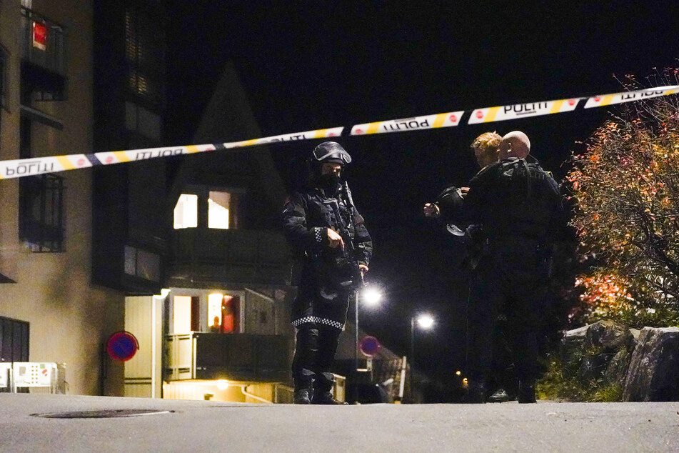 Polizisten ermitteln im Zentrum von Kongsberg nach der Gewalttat.