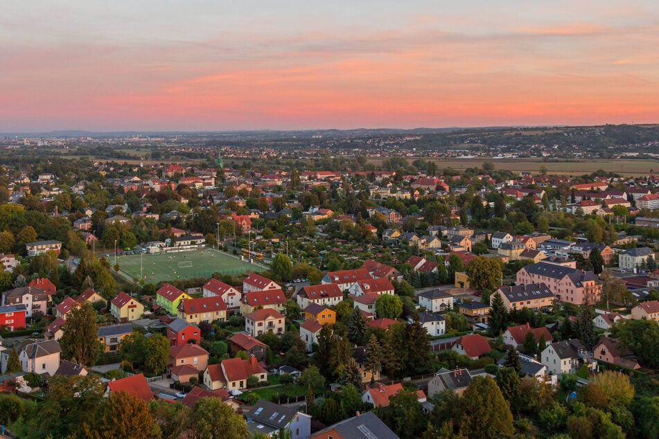 So idyllisch liegt der Kunstrasenplatz des Radebeuler BC. Dafür werden die Himmelblauen aber am Sonntag kein Auge haben.