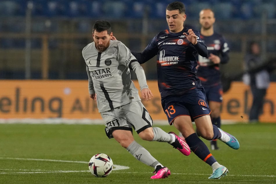 Der HSV soll an Mittelfeldspieler Joris Chotard vom französischen Erstliga-Absteiger HSC Montpellier, hier im Einsatz gegen den Ex-PSG-Star Lionel Messi, interessiert.
