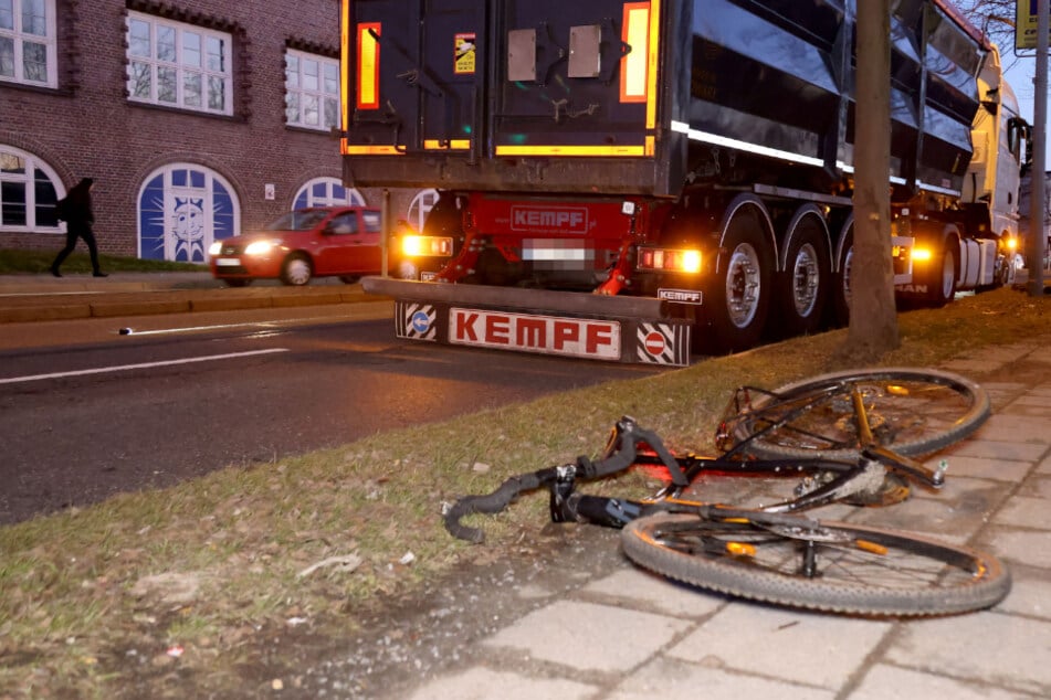 Unfall in Chemnitz: Radfahrer von Lkw erfasst