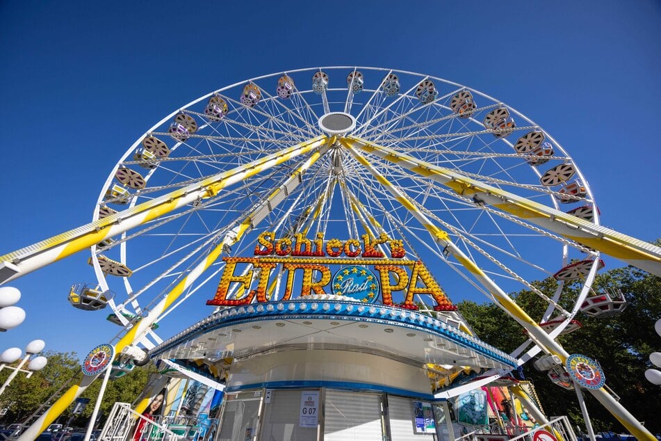 Hoch hinaus über Zwickau: Auch das große Riesenrad dreht sich beim Herbstvolksfest wieder.