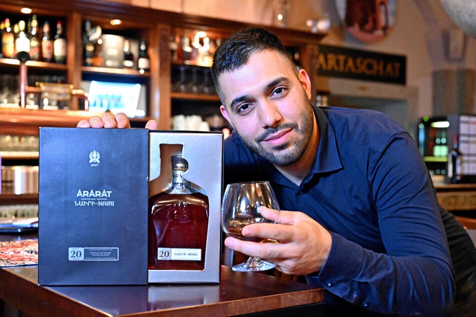 Wirt Gor Khachatryan zeigt stolz seinen armenischen Cognac.