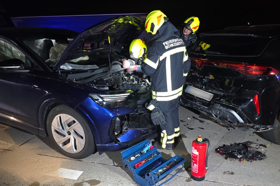 Die Feuerwehr kümmerte sich um auslaufende Betriebsstoffe.