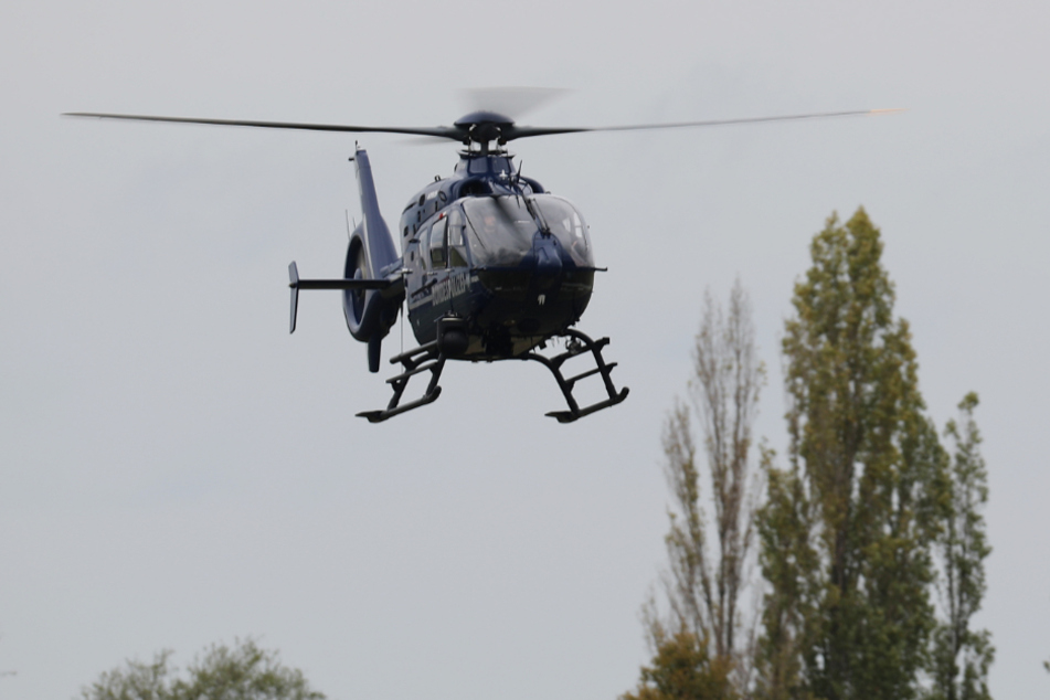 Auch ein Hubschrauber war bei der Fahndung im Einsatz. (Symbolbild)