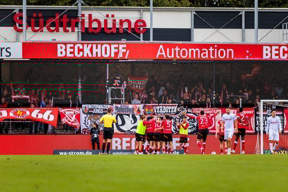 Cottbus feiert die Führung vor dem Gästeblock und wähnt sich auf der Siegerstraße. Bis zur 79. Minute.