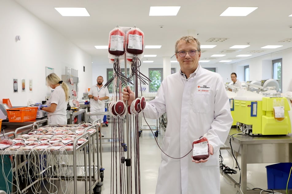 Förmlich immer mit Herzblut bei der Sache: Dr. Matthias Johnsen (56), Regionalleiter Produktion beim Institut für Transfusionsmedizin vom DRK-Blutspendedienst Nord-Ost.