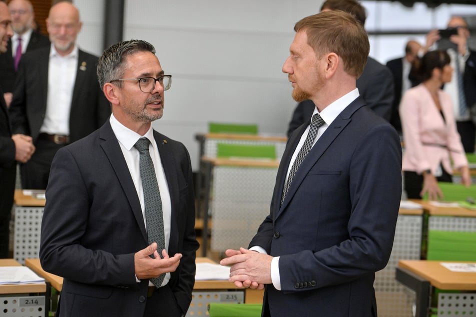 Sören Voigt (53, CDU, l.) und MP Michael Kretschmer (49, CDU) im Gespräch am Rande des Plenums.