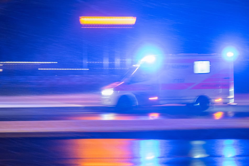 Der Mann wurde mit schweren Verletzungen ins Krankenhaus gebracht. (Symbolbild)