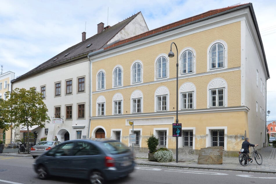 An Adolf Hitlers Geburtshaus im österreichischen Braunau sind vier Personen aus Niederbayern der Polizei unangenehm aufgefallen.