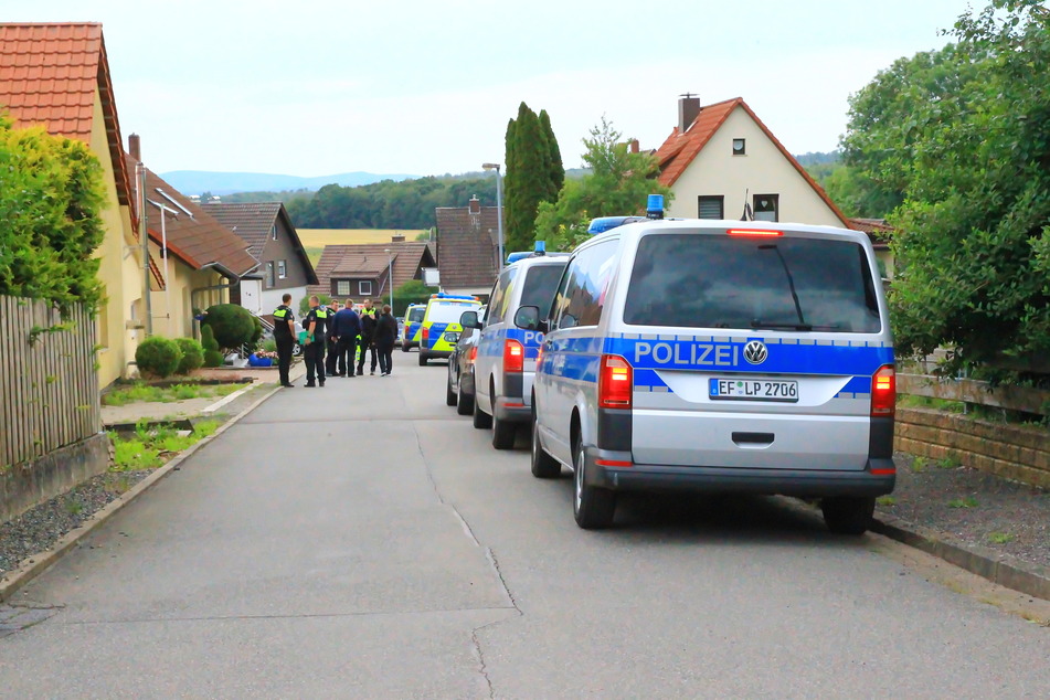 Der kleine Ortsteil Tettenborn wurde Mittwochnachmittag mächtig aufgemischt. In der gesamten Straße waren Einsatzkräfte aus den verschiedensten Regionen angerückt.