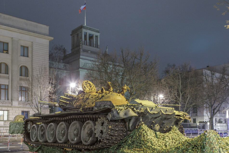 Das Panzerwrack vom Typ T-72 soll für einige Tage vor der russischen Botschaft am Boulevard Unter den Linden als Mahnmal gegen den Krieg dienen.
