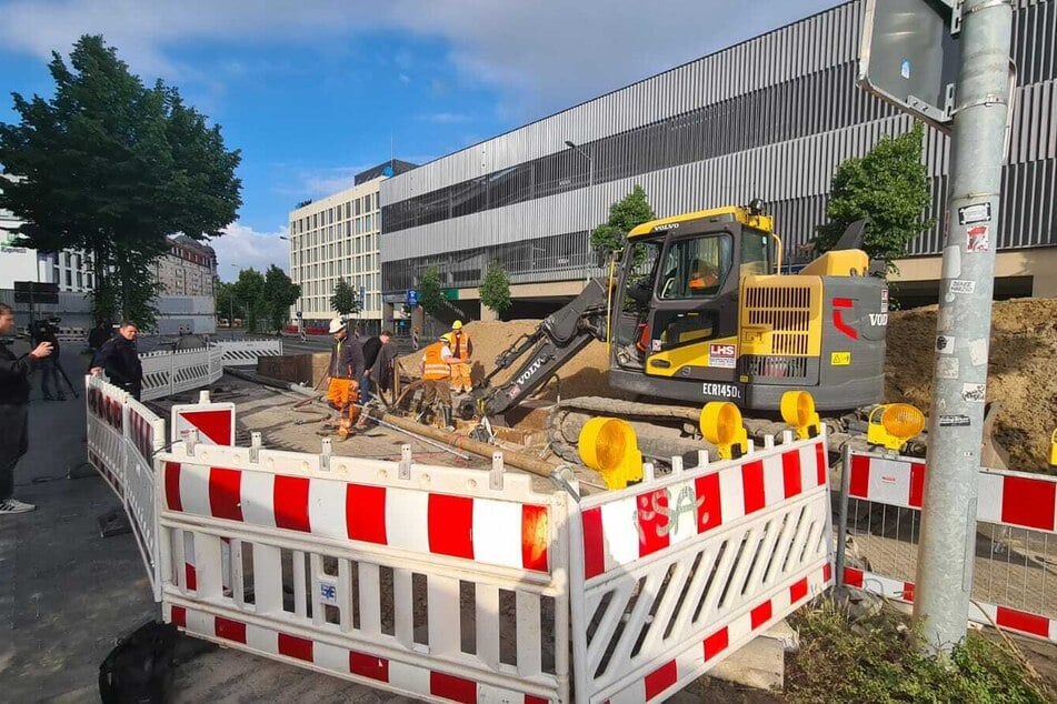 Am Freitagmorgen wurde an der Brandenburger Straße nach den mutmaßlichen Bomben gebaggert.