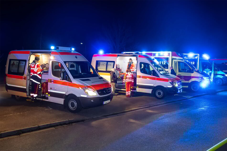 Drei Männer (42, 24, 22) und vier Frauen (67, 59, 26, 17) sowie ein Kind (8) mussten in Krankenhäuser gebracht werden, die übrigen Personen wurden vor Ort medizinisch behandelt.