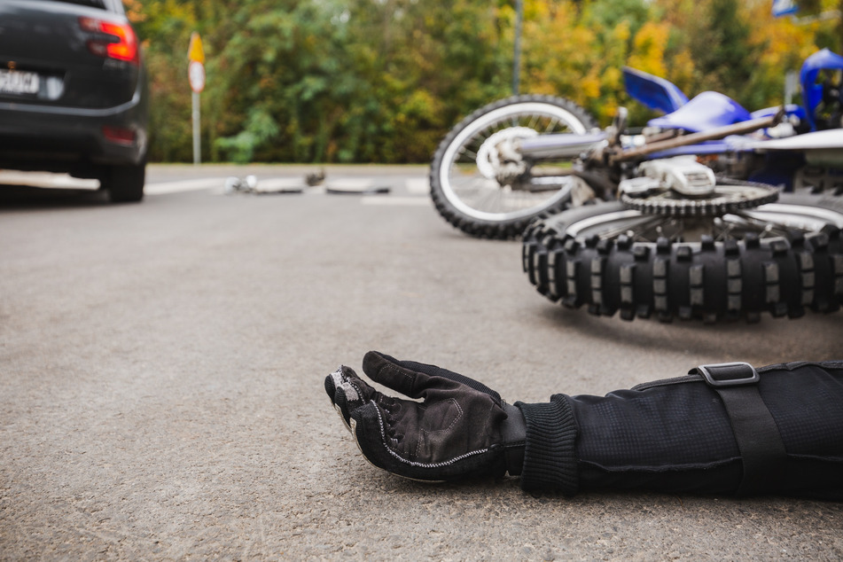 21-jähriger Biker nach Crash gegen Schutzplanke schwer verletzt