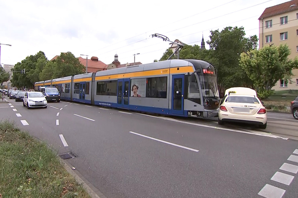 Etwa 20 Meter schob die Tram das Taxi mit sich.