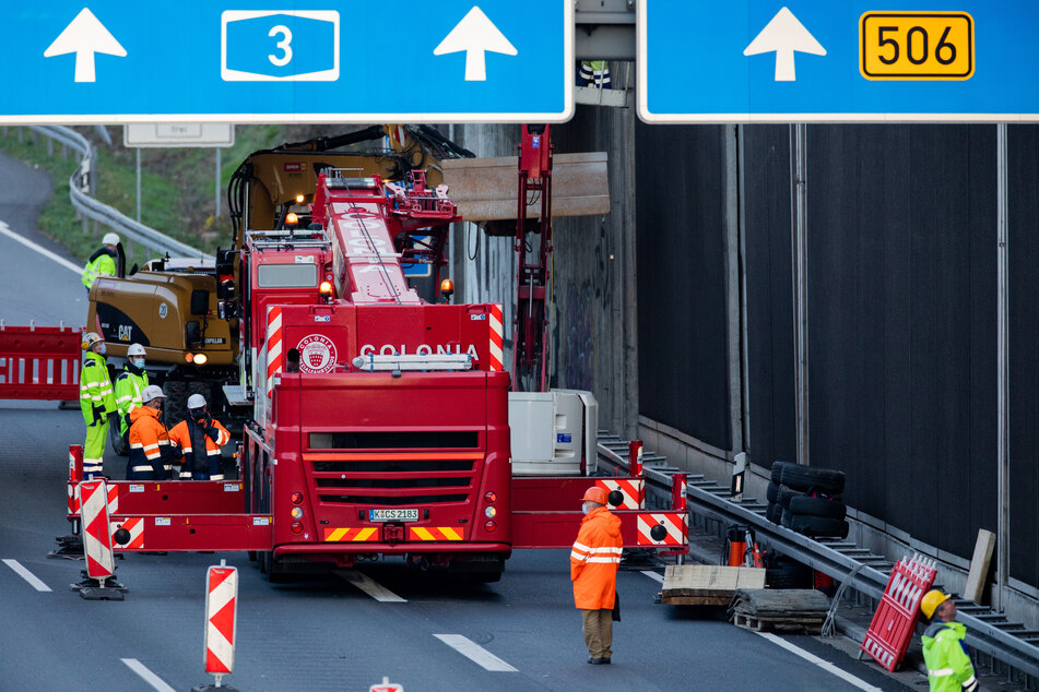 Knapp eine Woche nach dem Sturz einer Betonplatte auf die A3 auf das Auto einer 66-jährigen Kölnerin werden nun sechs weitere abgenommen. Auch sie könnten potenziell gefährlich sein, denn diese Platten wurden ebenfalls falsch befestigt.