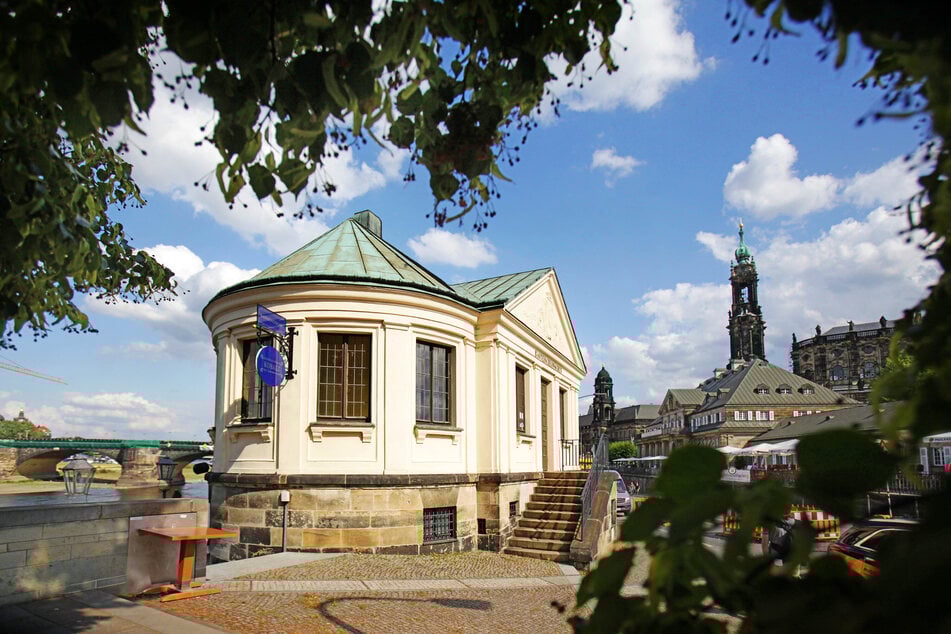 Das Basteischlösschen am Terrassenufer beherbergt in seinem Inneren das kleine, aber feine Lokal "Kobalt".