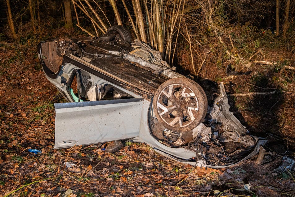 Der Audi blieb völlig demoliert auf dem Dach liegen.